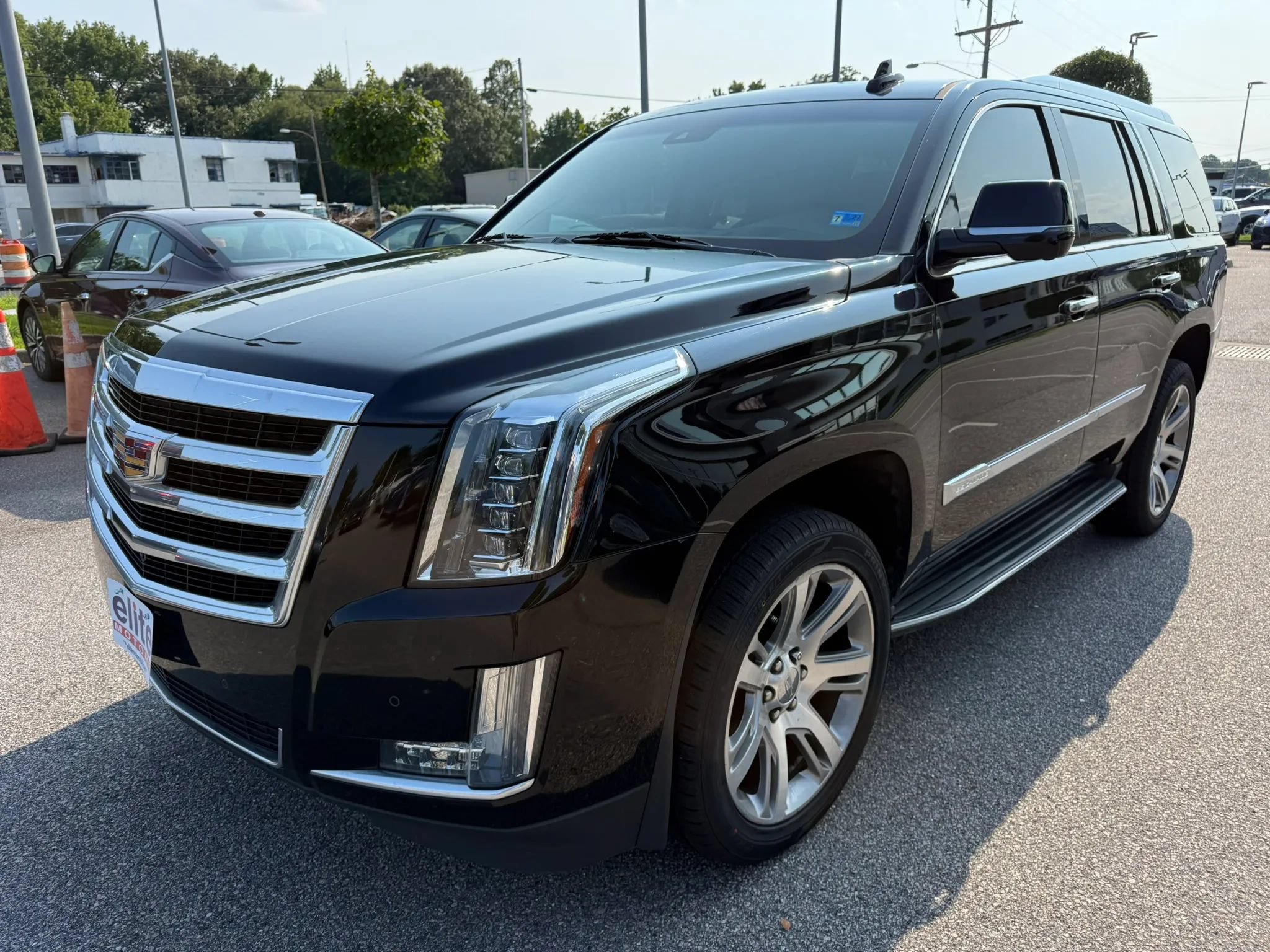 Used 2016 Cadillac Escalade Luxury AWD/4WD image 3