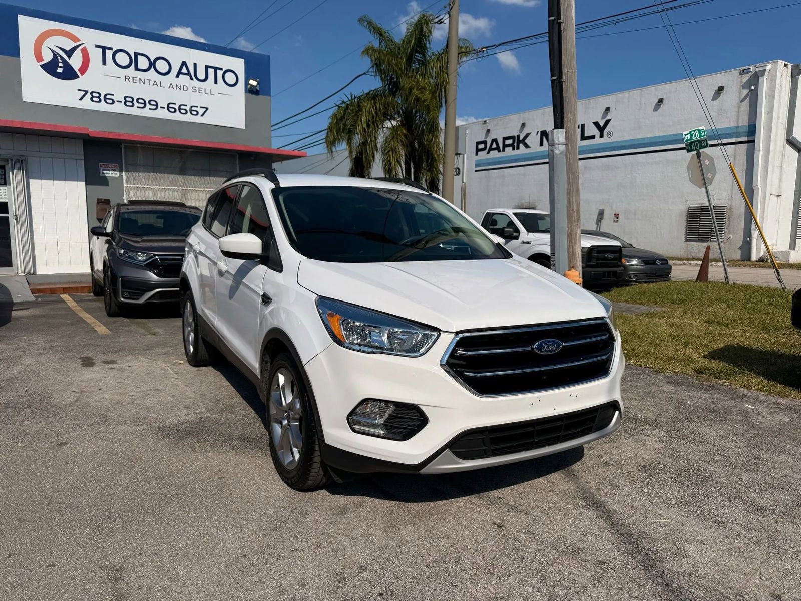 Used 2018 Ford Escape SE image 1