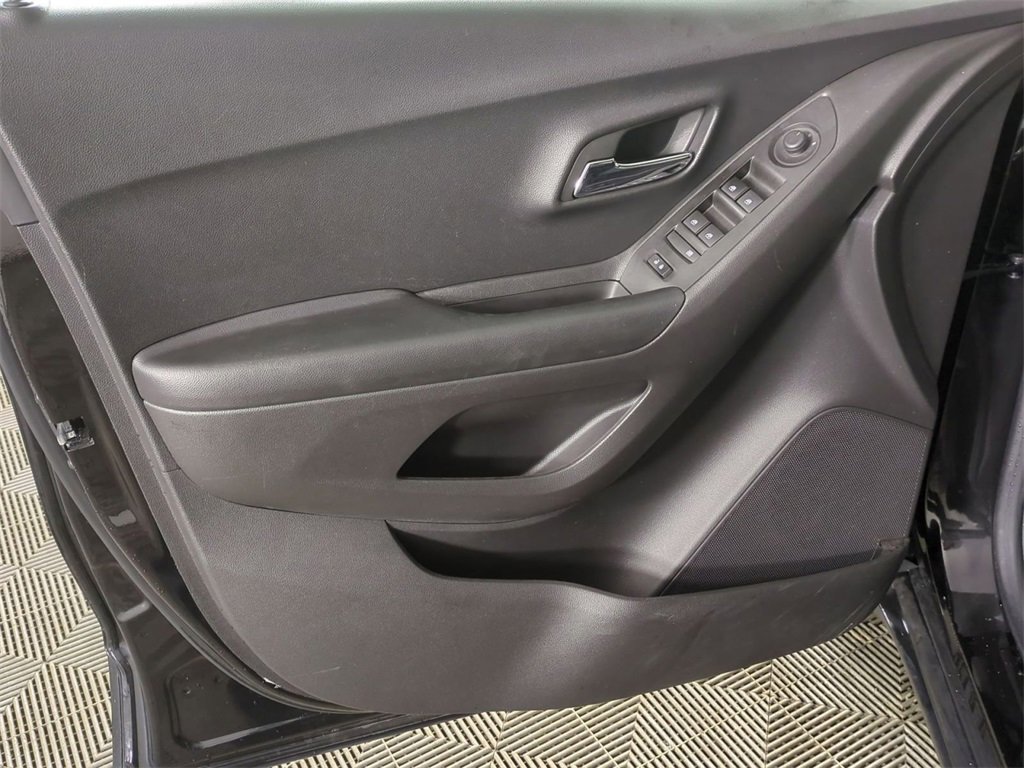 Certified 2022 Chevrolet Trax LT w/ LT Convenience Package image 20