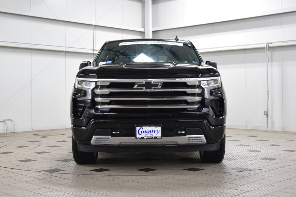 Used 2025 Chevrolet Silverado 1500 High Country w/ High Country Premium Package AWD/4WD image 2