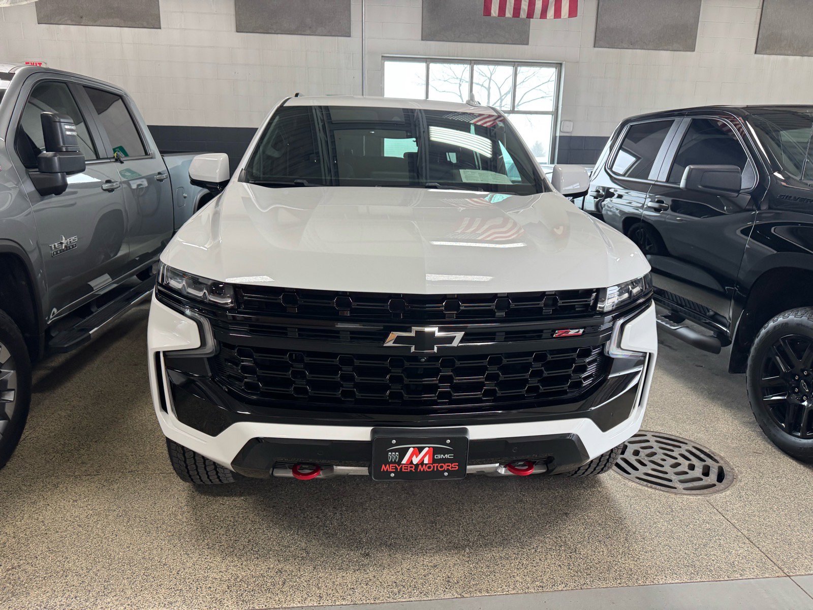 Used 2023 Chevrolet Suburban Z71 w/ Luxury Package AWD/4WD image 2