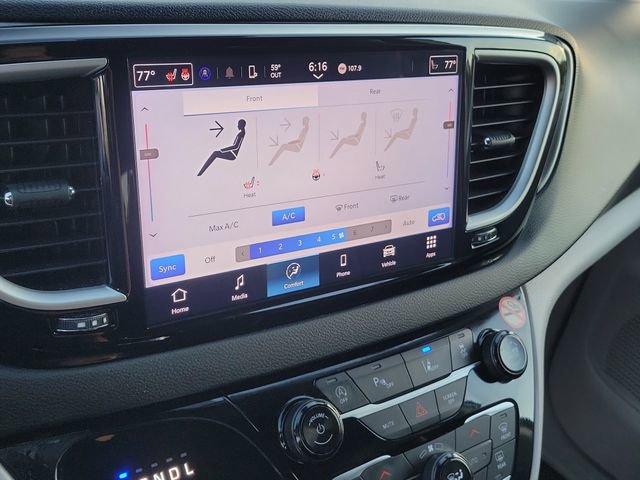 Used 2024 Chrysler Pacifica Touring-L image 29