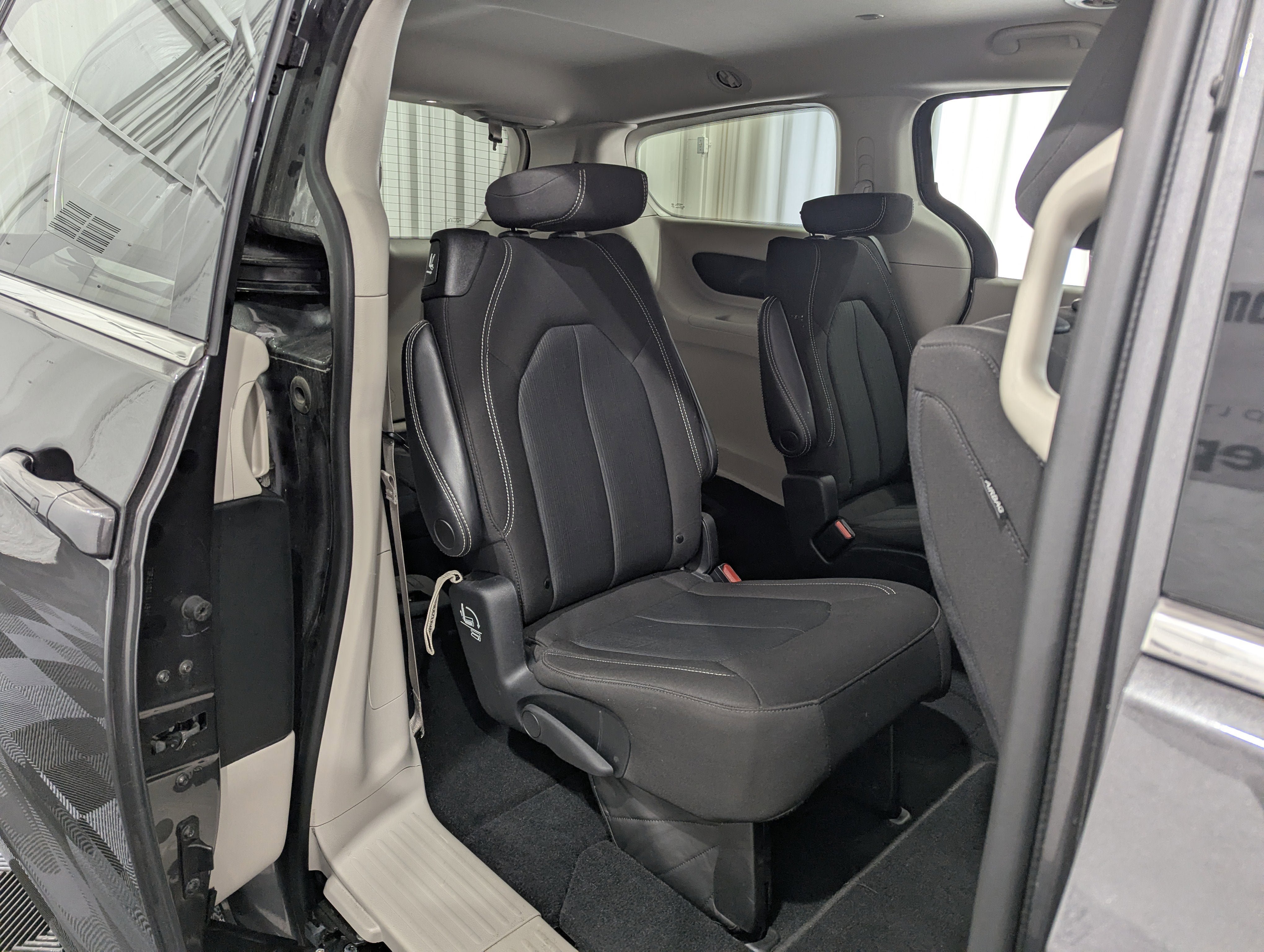 Used 2023 Chrysler Voyager LX FWD image 7