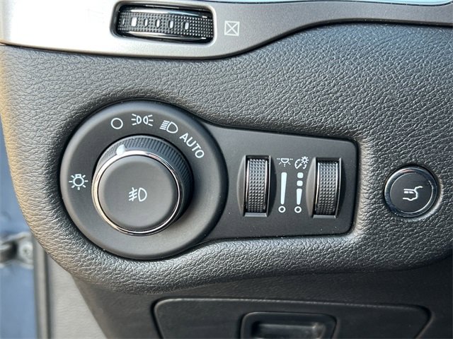 Certified 2021 Jeep Cherokee Latitude Lux w/ Comfort/Convenience Group image 19