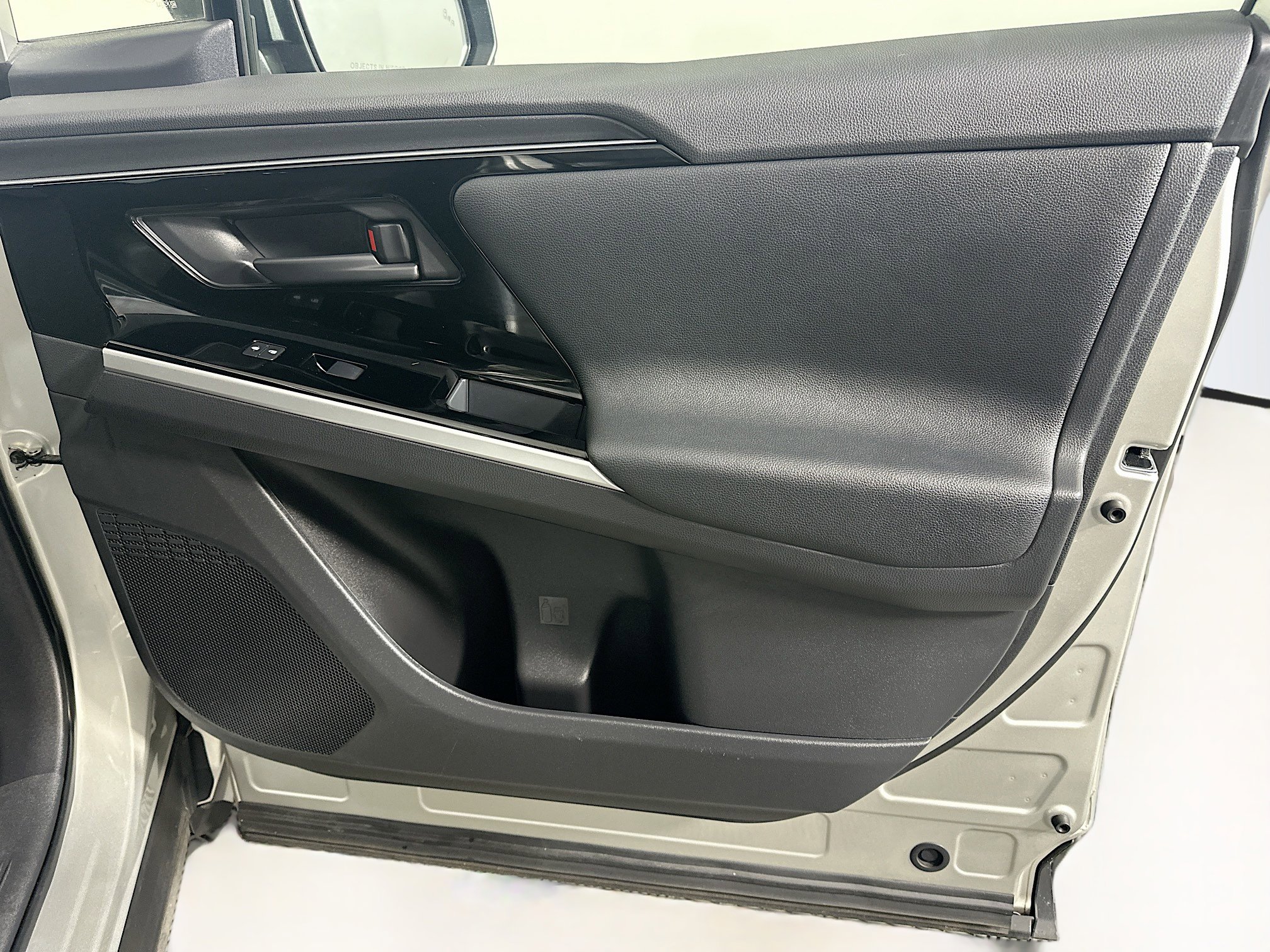 Used 2023 Toyota bZ4X XLE AWD/4WD image 34