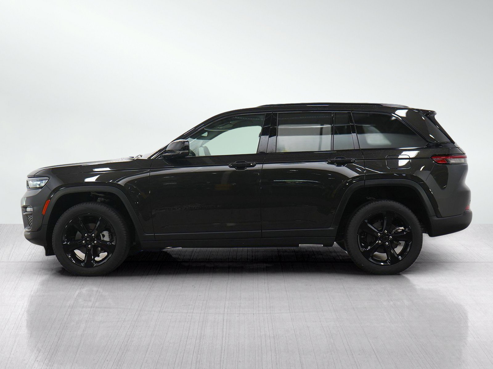 Used 2024 Jeep Grand Cherokee Limited w/ Black Appearance Package AWD/4WD image 2