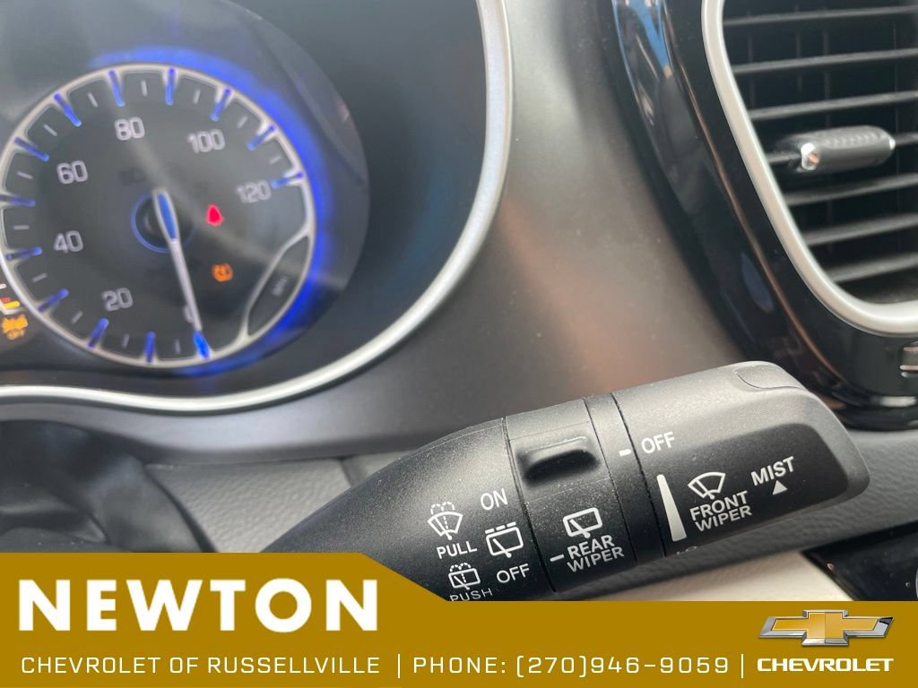 Used 2023 Chrysler Pacifica Touring-L FWD image 16