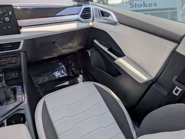 New 2026 Volkswagen Taos SE FWD image 17