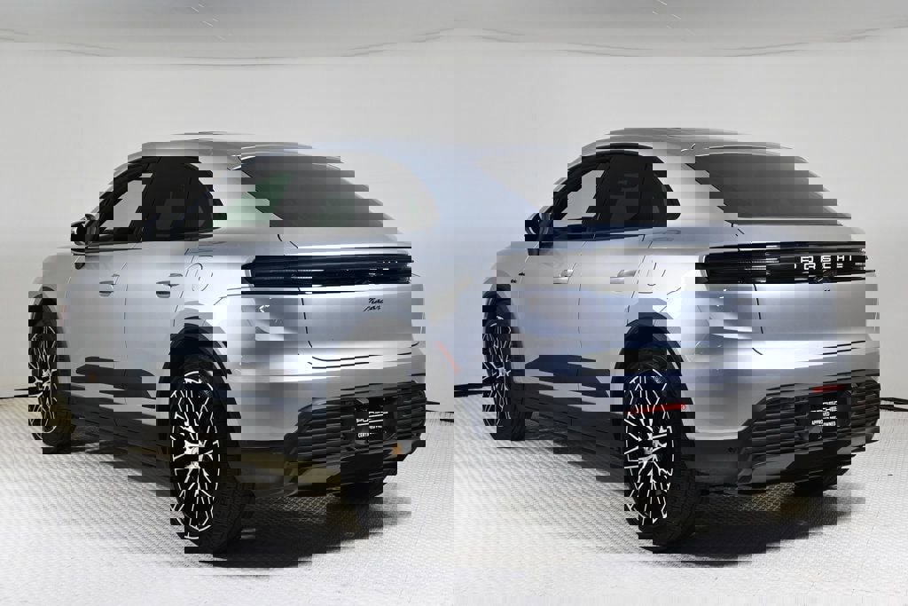 Certified 2025 Porsche Macan Electric image 3