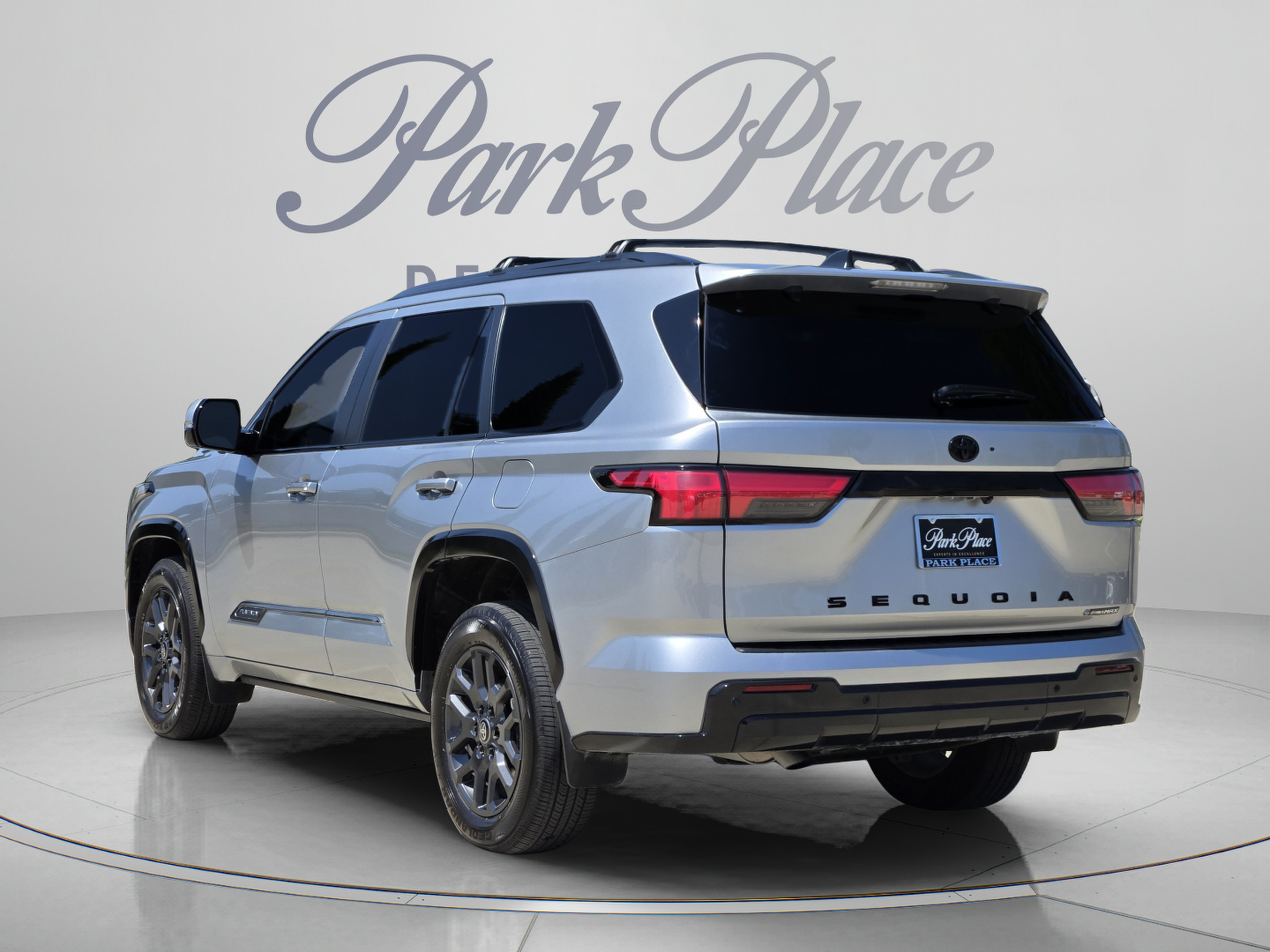Used 2025 Toyota Sequoia Platinum AWD/4WD image 3