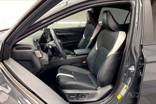 Used 2025 Toyota Camry SE w/ Convenience Package image 17