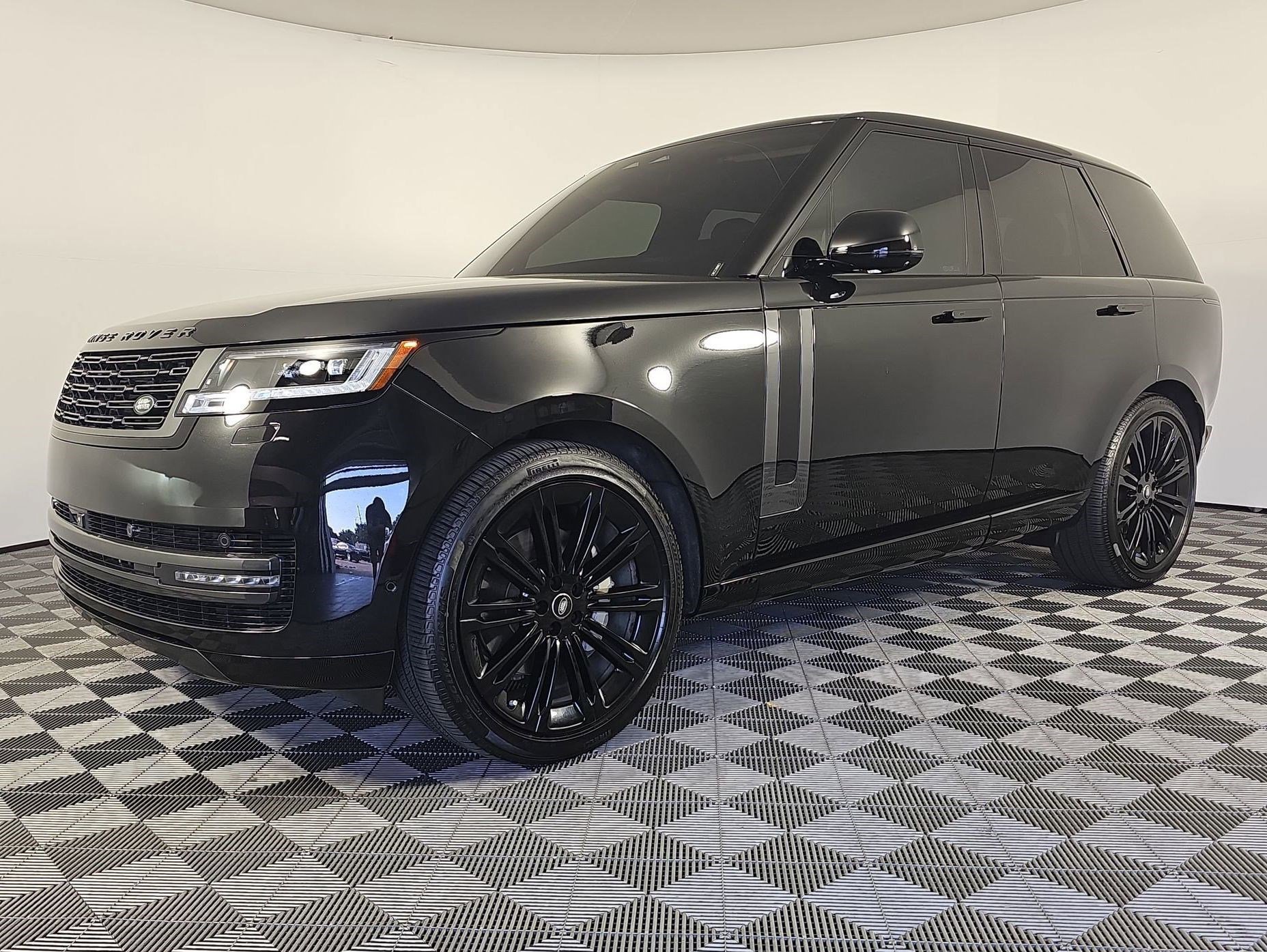 Used 2025 Land Rover Range Rover SE