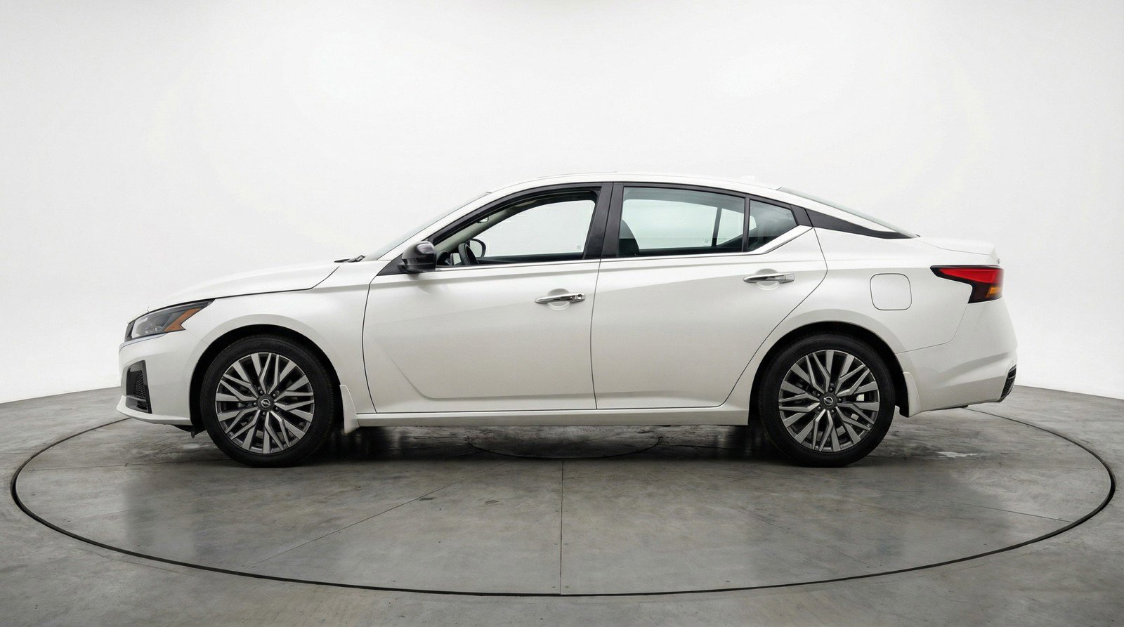 Used 2025 Nissan Altima 2.5 SV image 5