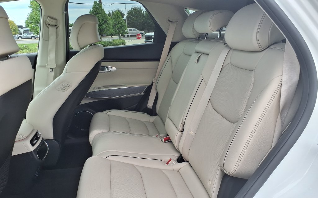 Used 2024 Genesis GV70 2.5T AWD/4WD image 14