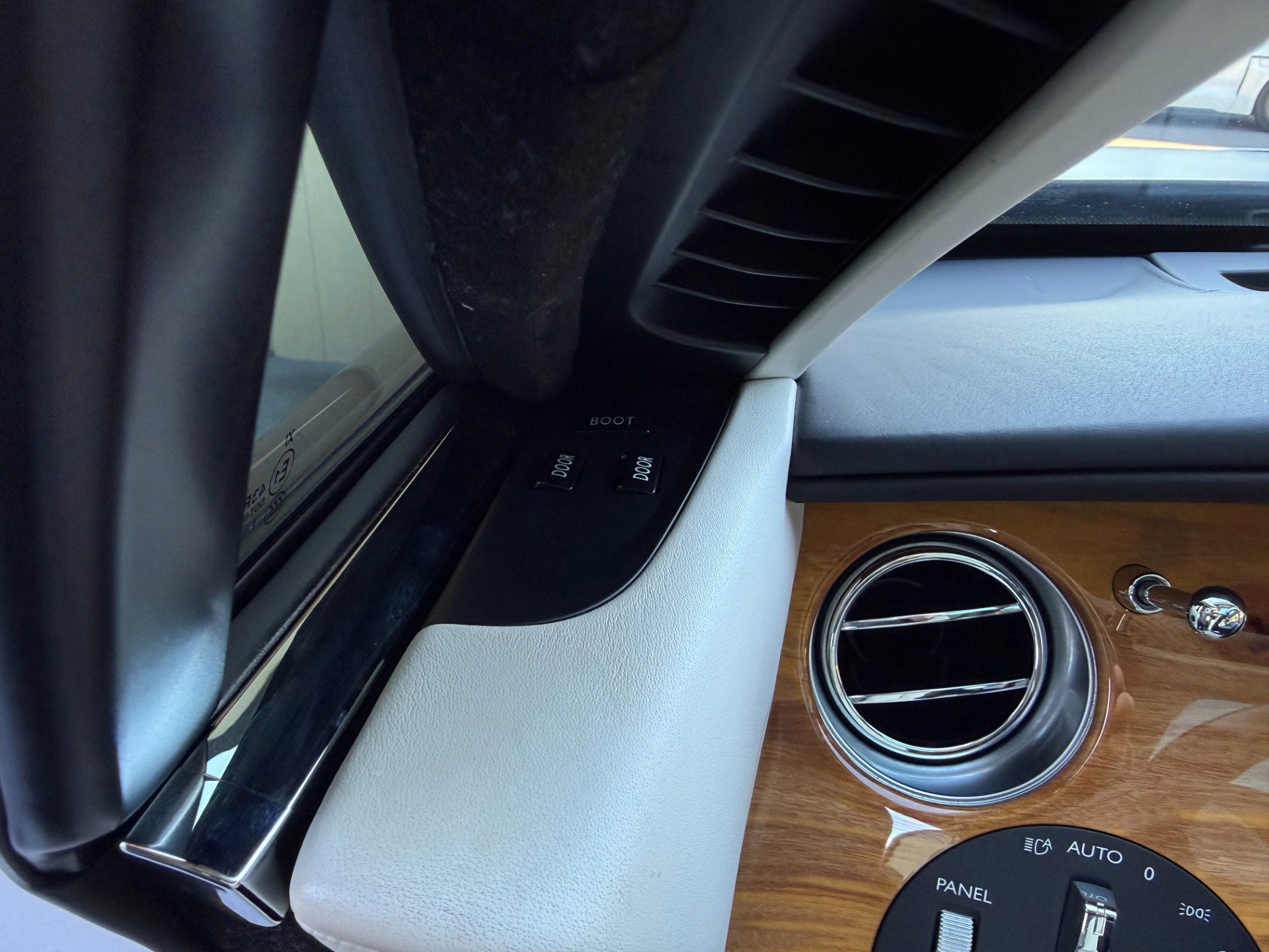 Used 2014 Rolls-Royce Wraith image 10