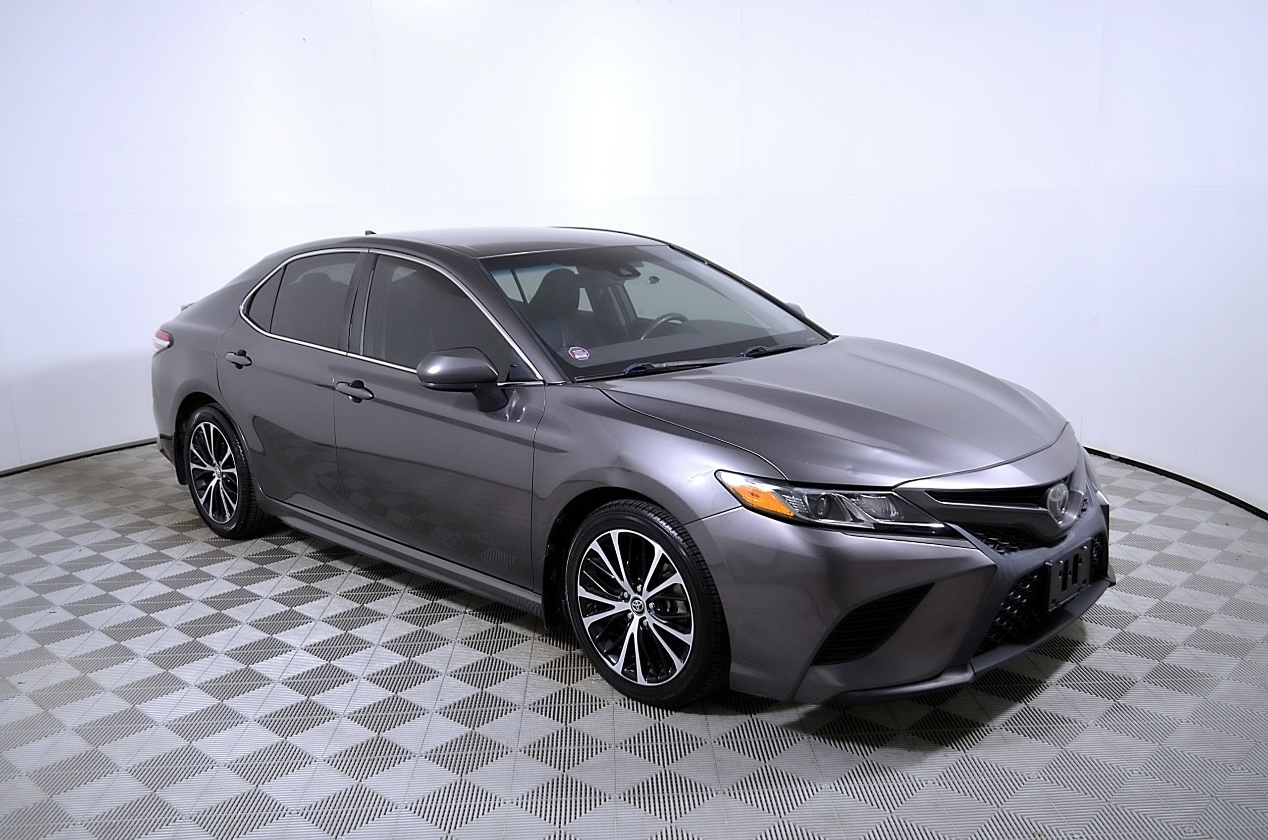 Used 2020 Toyota Camry SE FWD image 6