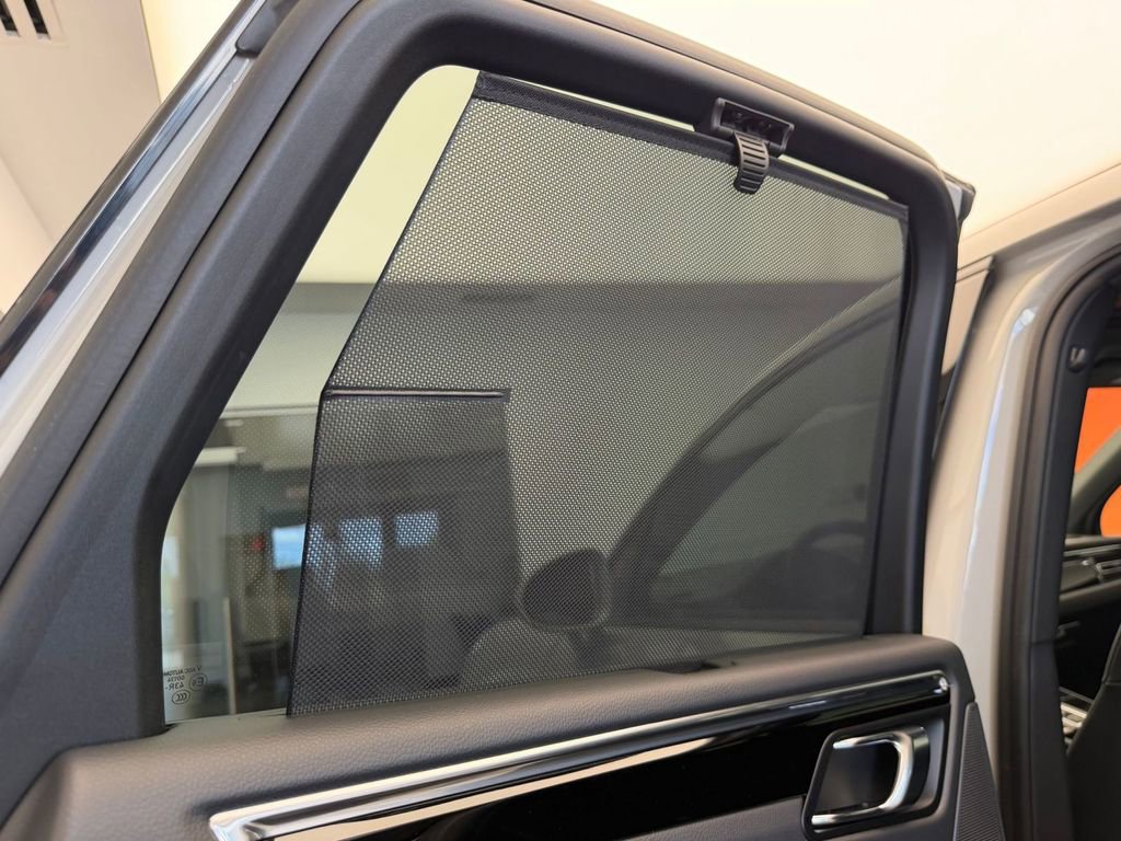 Used 2026 Porsche Macan AWD/4WD image 15