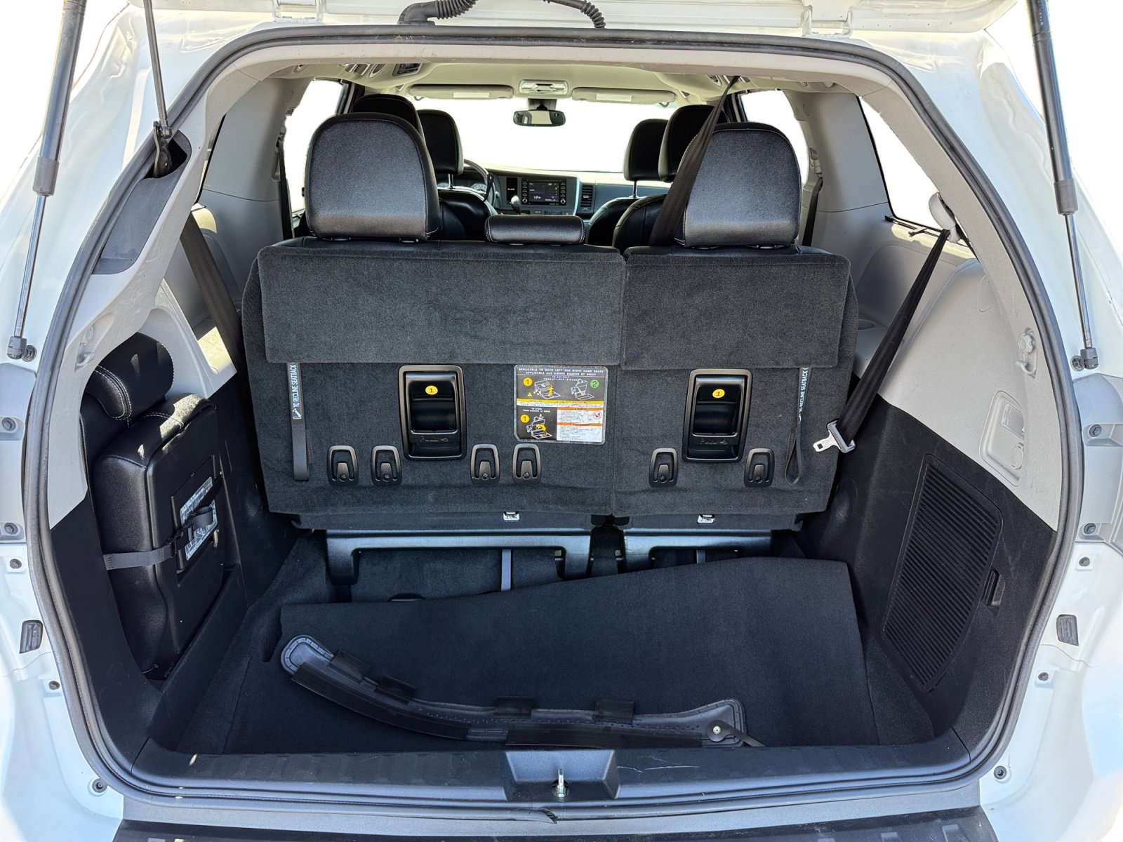 Used 2018 Toyota Sienna SE image 17