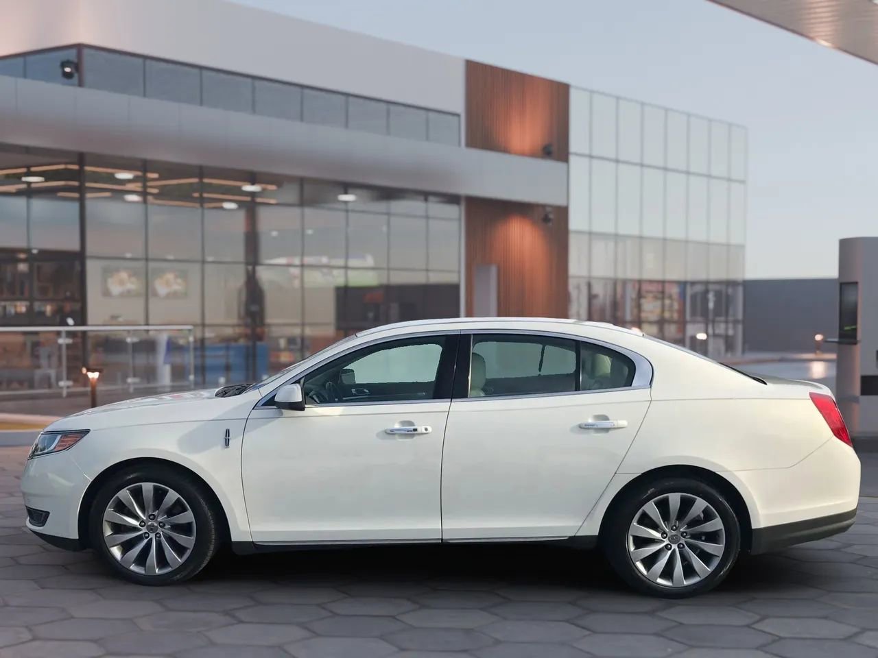 Used 2013 Lincoln MKS Sedan 4D image 5