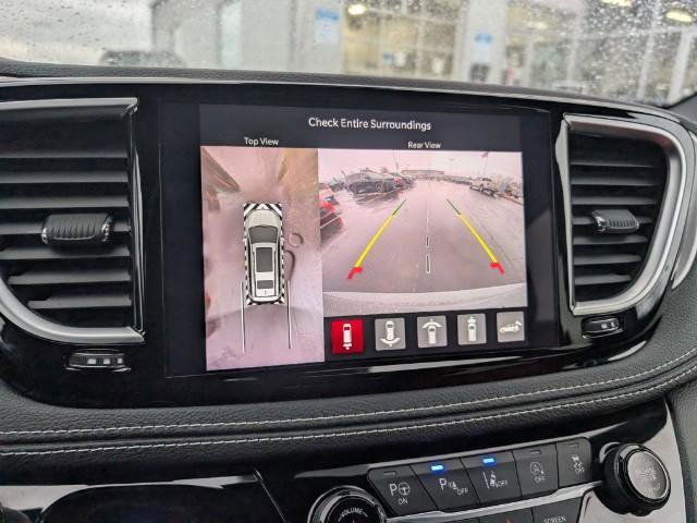 Used 2021 Chrysler Pacifica Limited w/ Uconnect Theater Family Group image 22