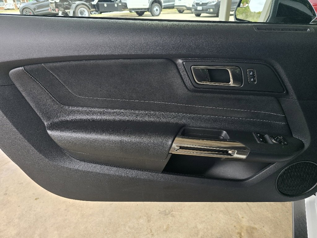 Used 2016 Ford Mustang Shelby GT350 w/ Technology Package image 8