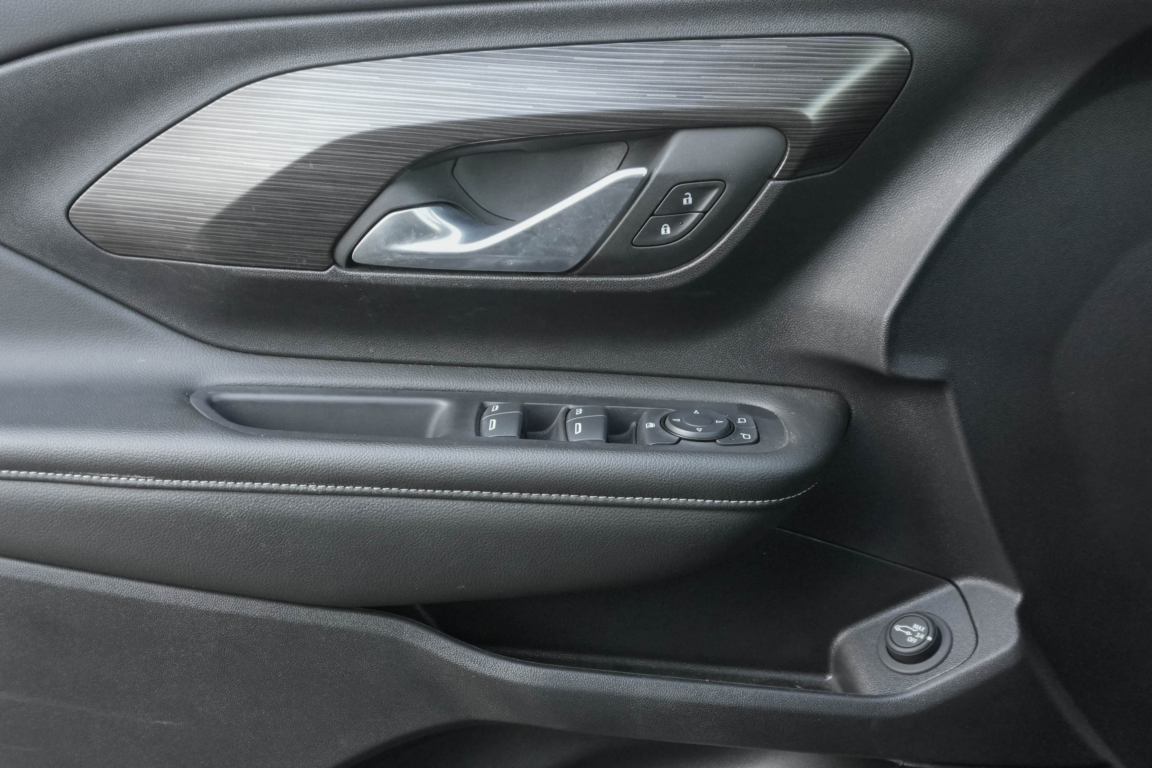 Used 2024 GMC Terrain SLE w/ Driver Convenience Package FWD image 13