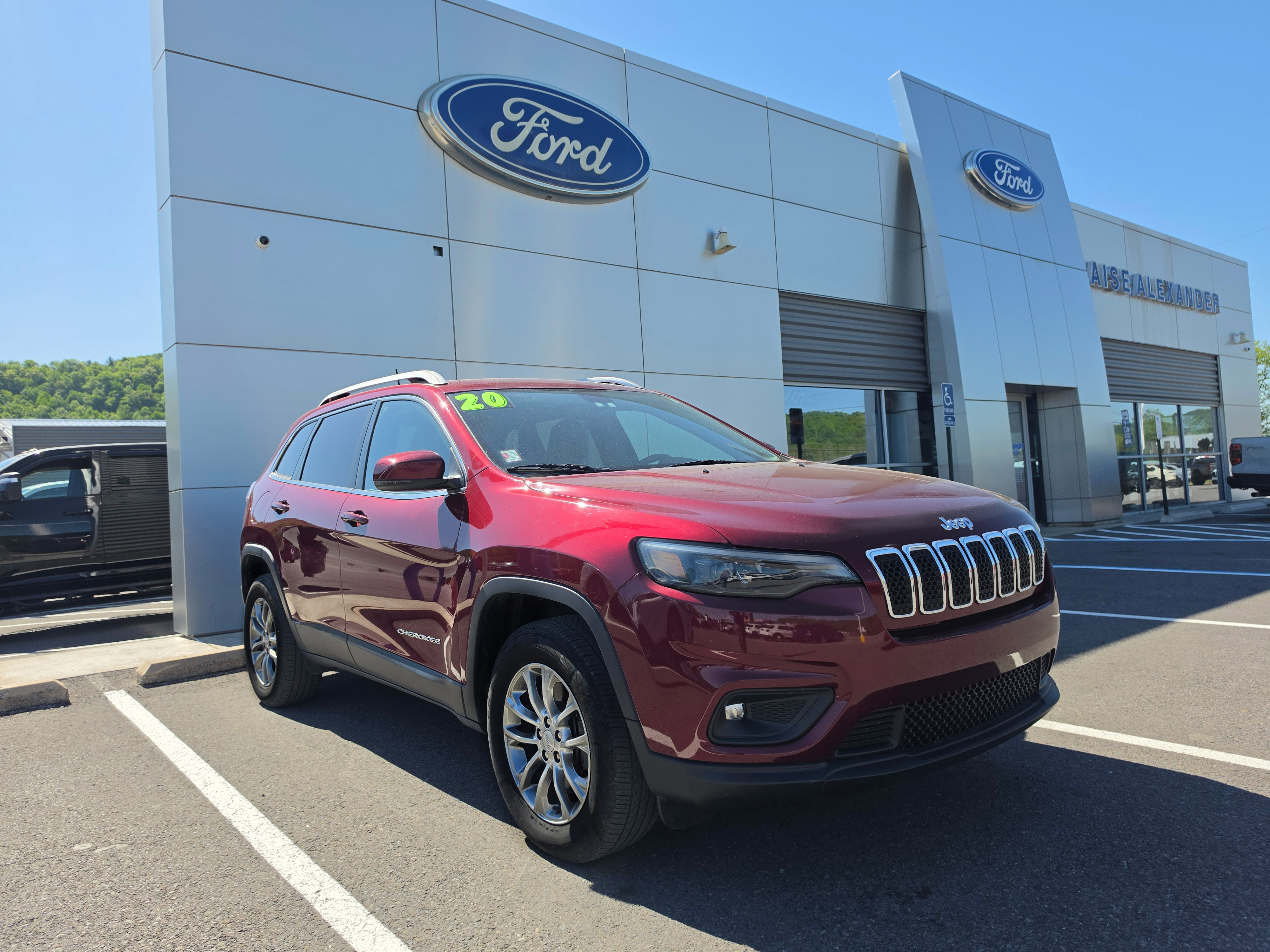 Used 2020 Jeep Cherokee Latitude Plus w/ Cold Weather Group AWD/4WD image 1