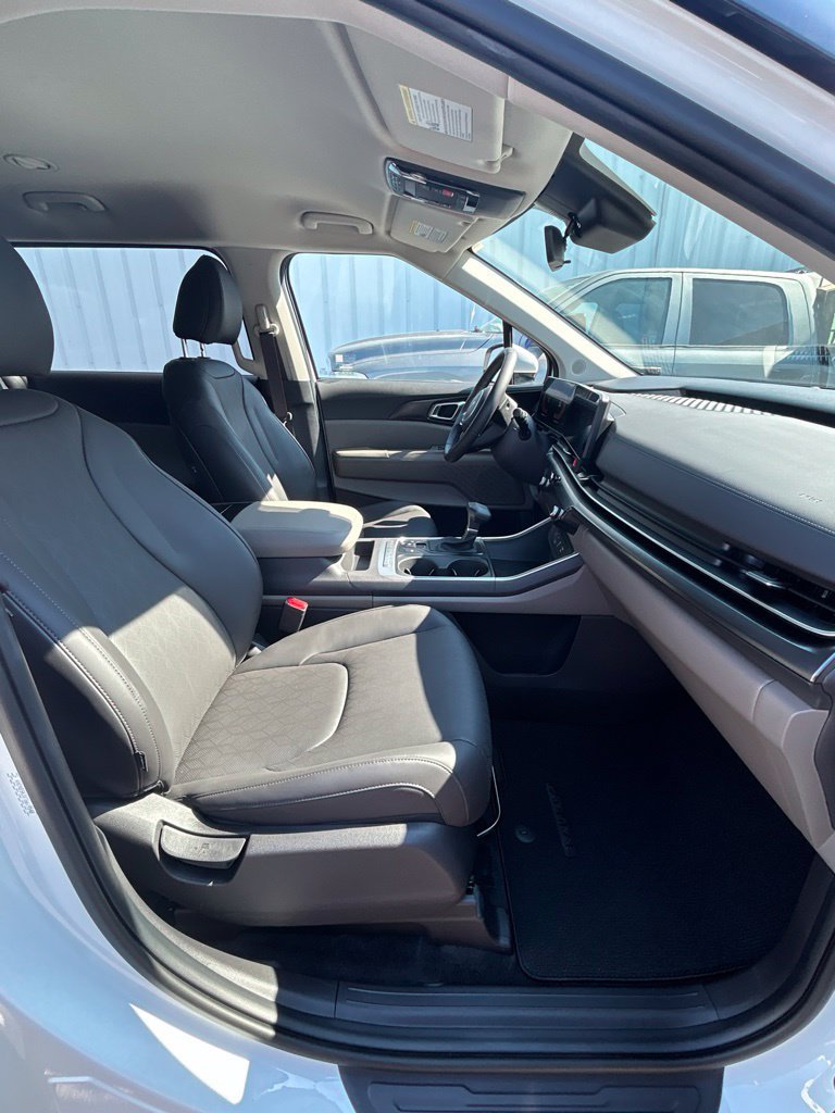 Certified 2026 Kia Carnival LX FWD image 23