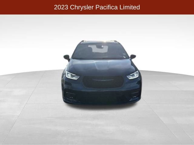 Used 2023 Chrysler Pacifica Limited w/ Uconnect Theater Family Group image 2