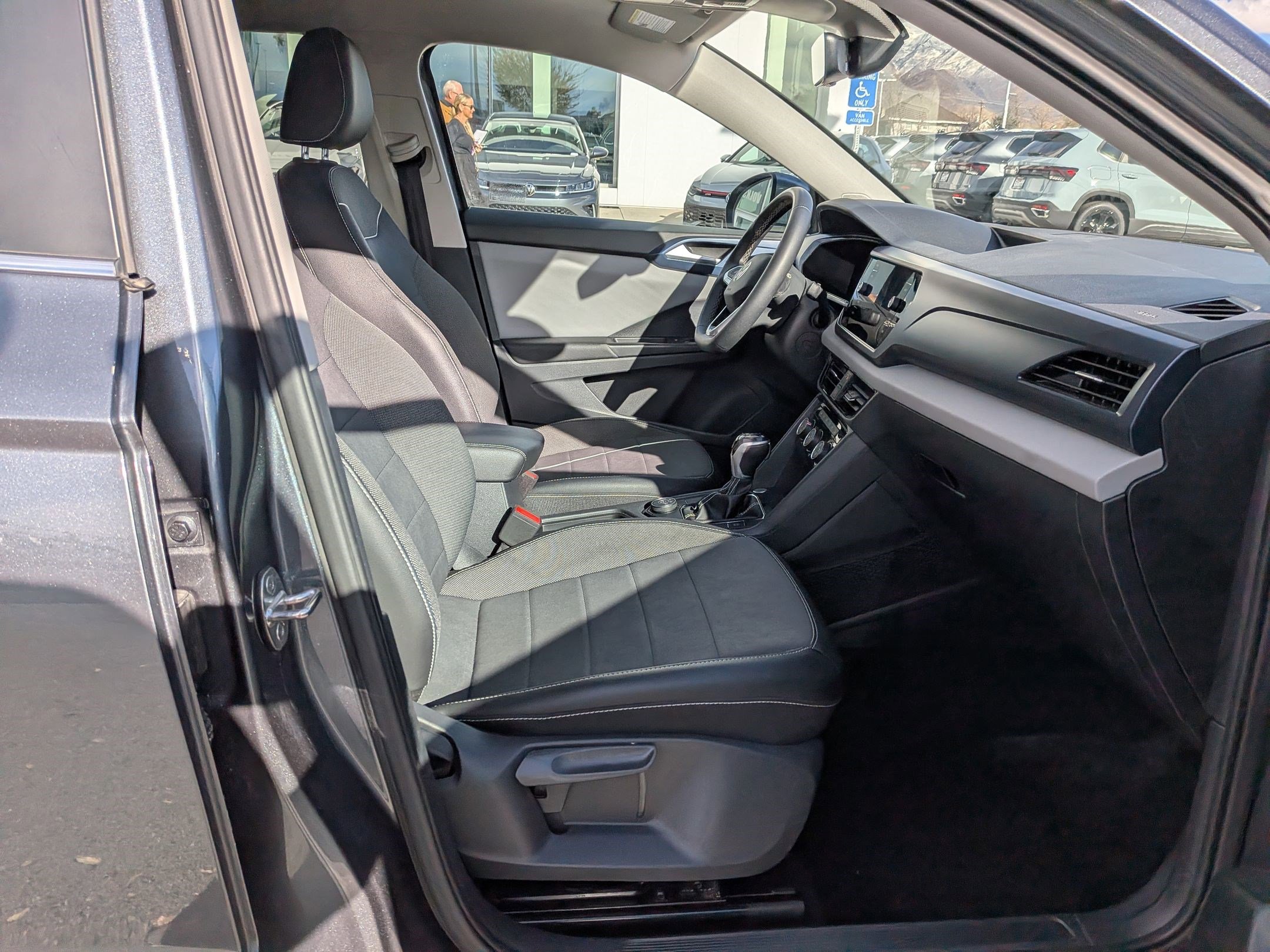 Certified 2023 Volkswagen Taos SE w/ Panoramic Sunroof Package image 32