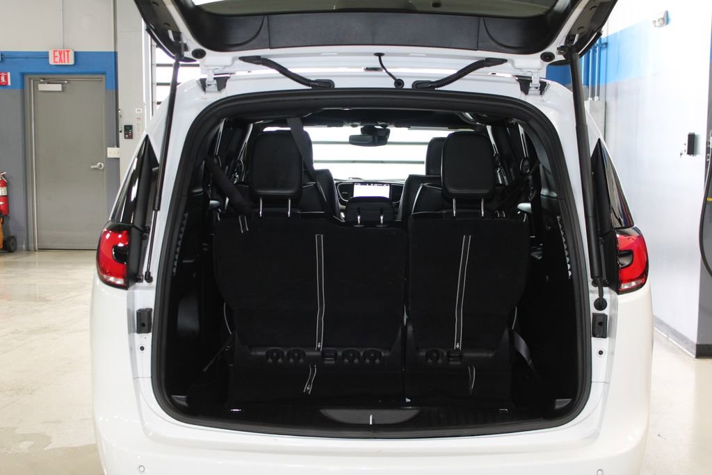 Used 2025 Chrysler Pacifica Limited FWD image 42