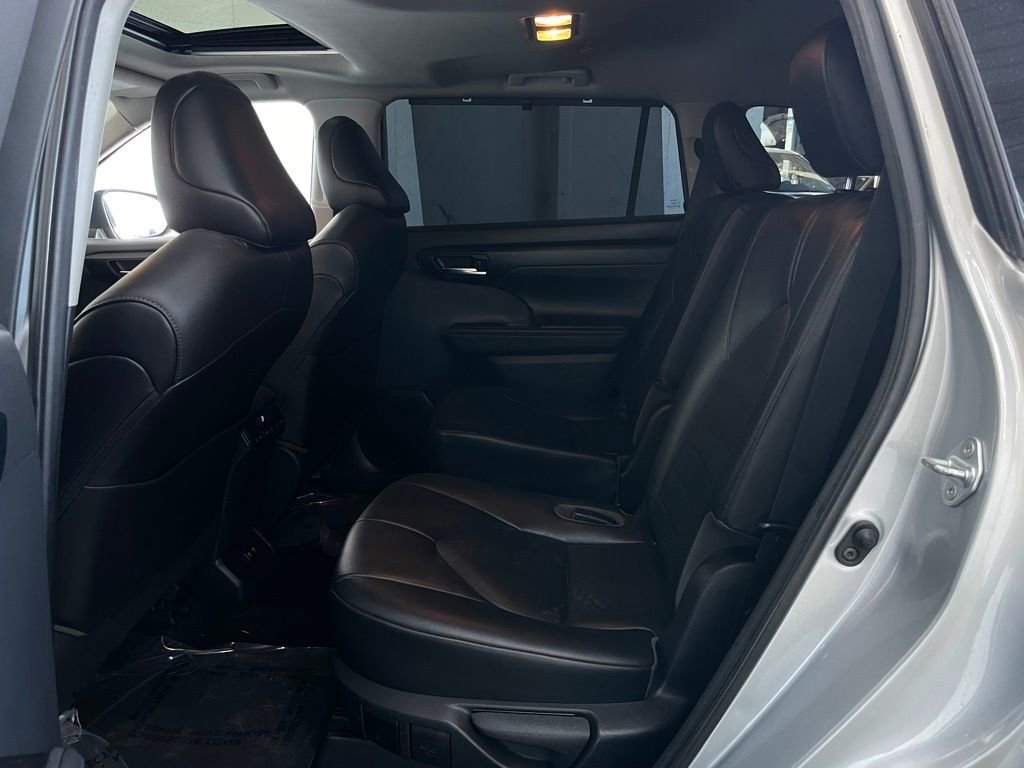 Used 2020 Toyota Highlander XLE image 17