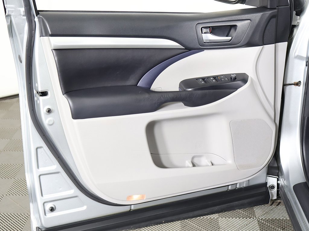 Used 2017 Toyota Highlander XLE image 25