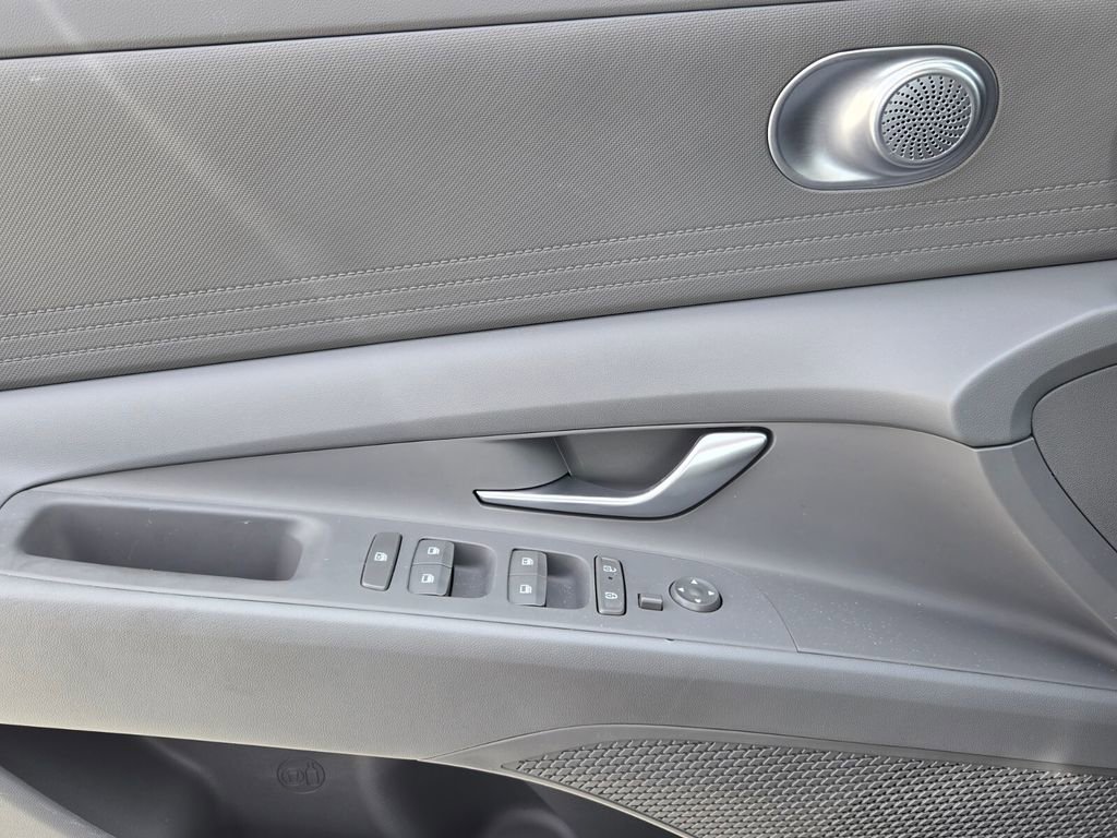 Used 2025 Hyundai Elantra SE FWD image 28