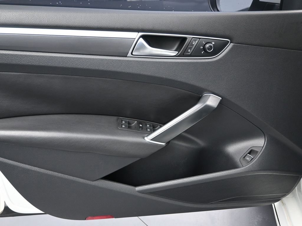 Used 2017 Volkswagen Passat 1.8T R-Line w/ R-Line Lighting Package FWD image 11