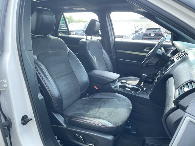Used 2018 Ford Explorer XLT w/ Equipment Group 202A AWD/4WD image 28