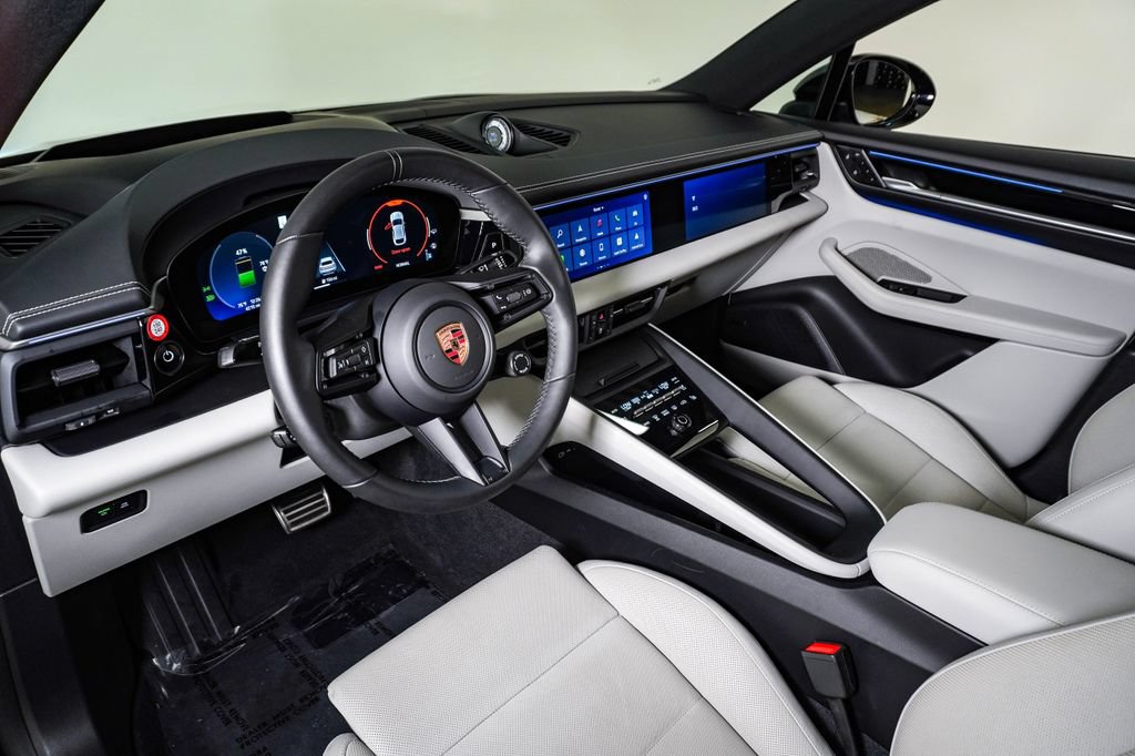 Certified 2025 Porsche Macan 4S Electric AWD/4WD image 4