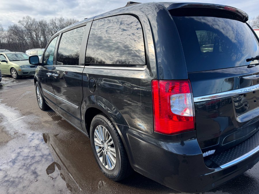 Used 2014 Chrysler Town & Country Touring-L w/ Driver Convenience Group image 10