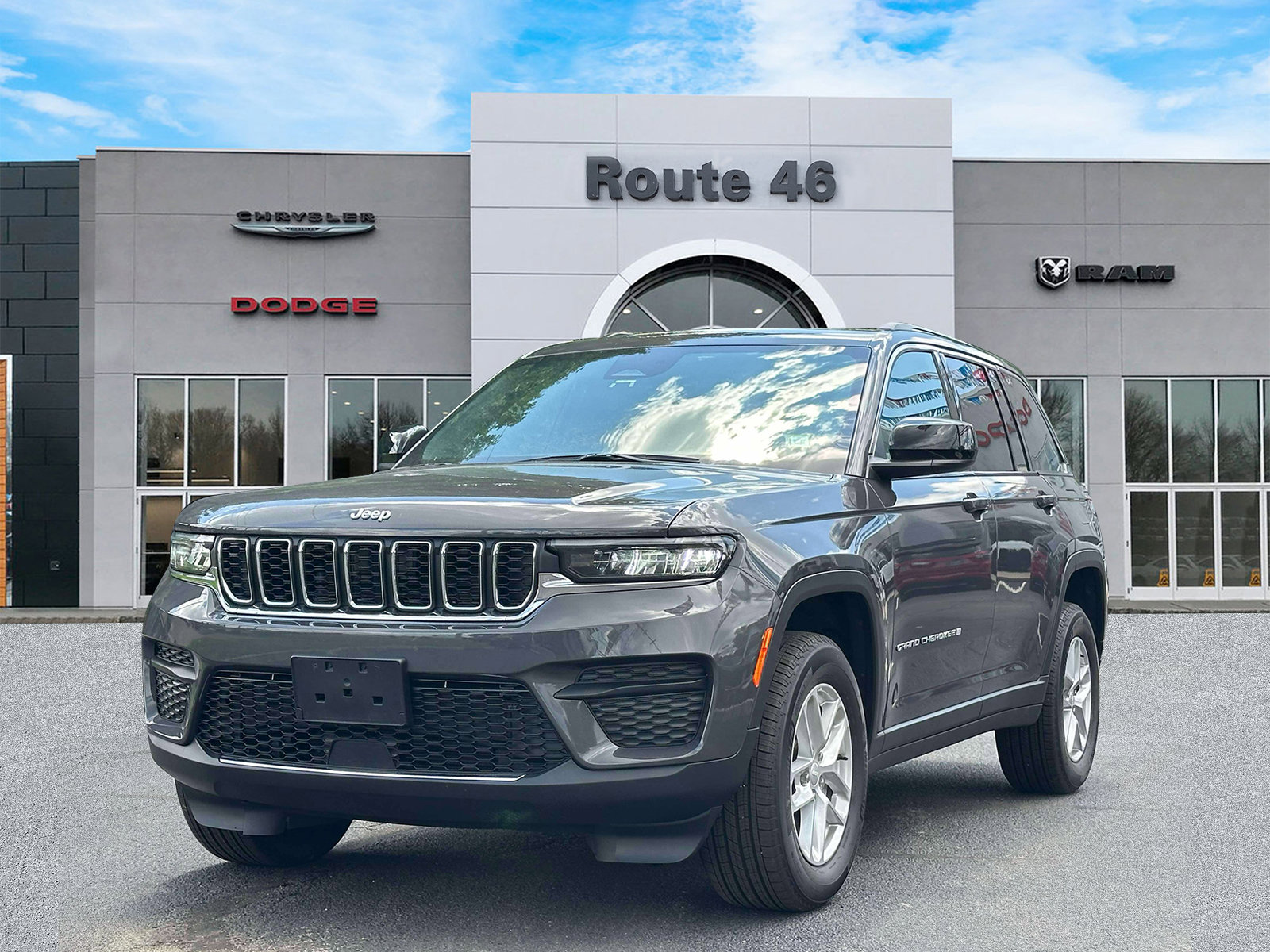 Used 2025 Jeep Grand Cherokee 4WD image 2