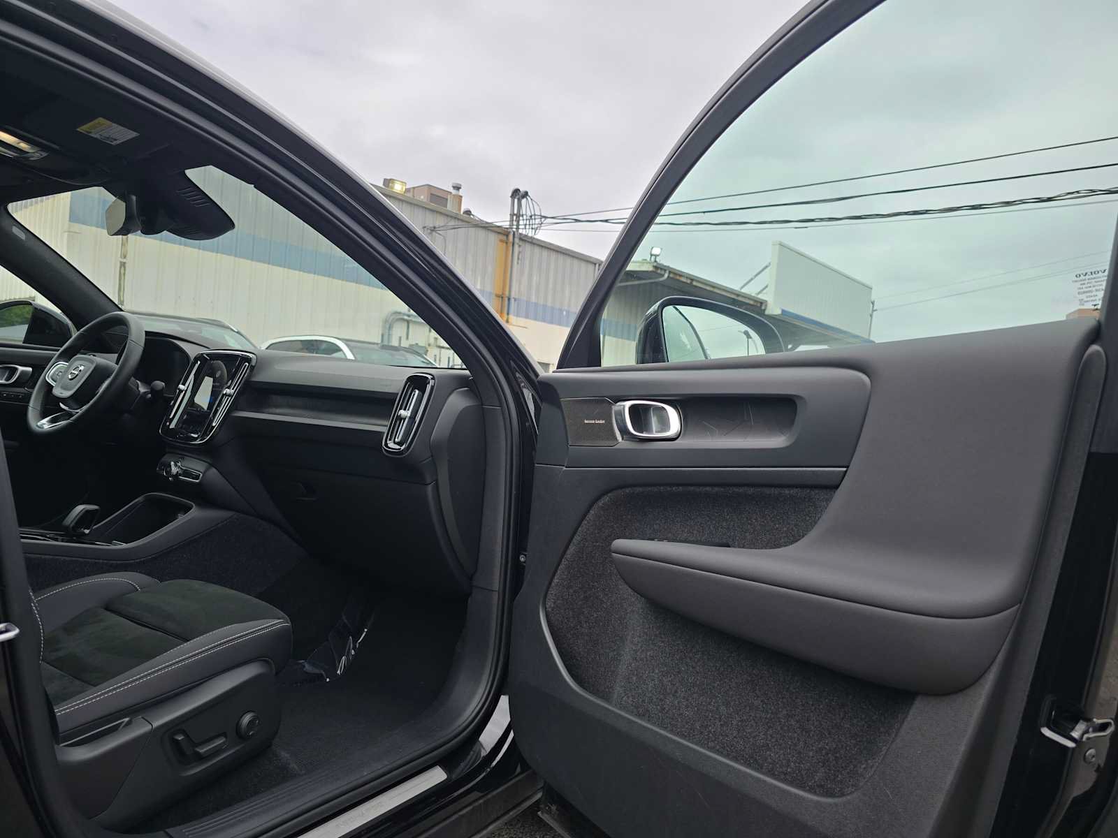 Certified 2023 Volvo C40 P8 Recharge Ultimate w/ Protection Package Premier AWD/4WD image 12