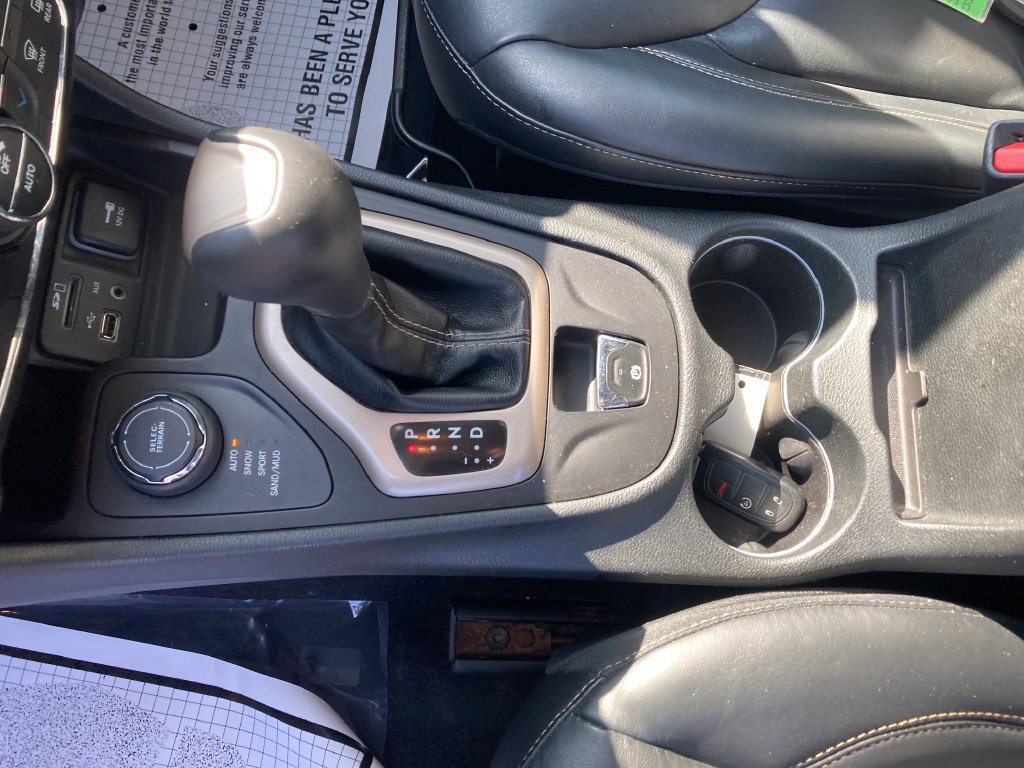 Used 2016 Jeep Cherokee Limited AWD/4WD image 32