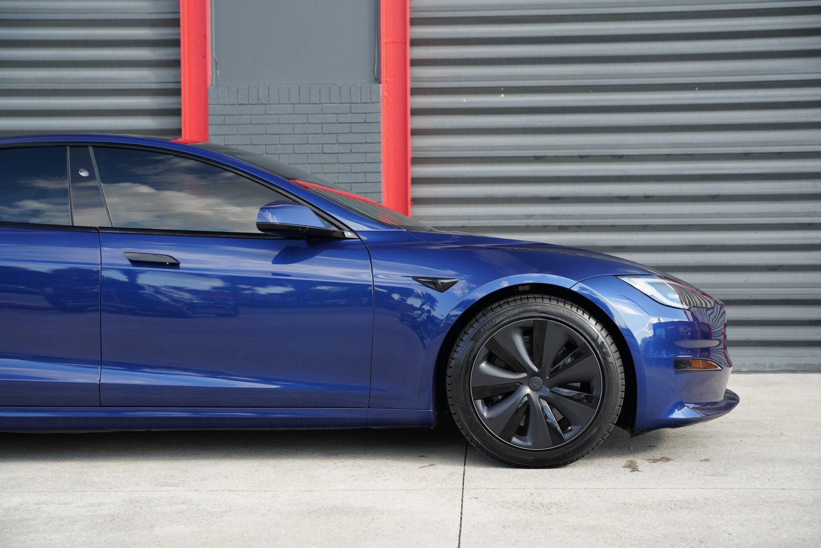 Used 2023 Tesla Model S Standard Range image 2