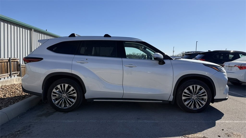 Used 2025 Toyota Highlander Platinum image 4