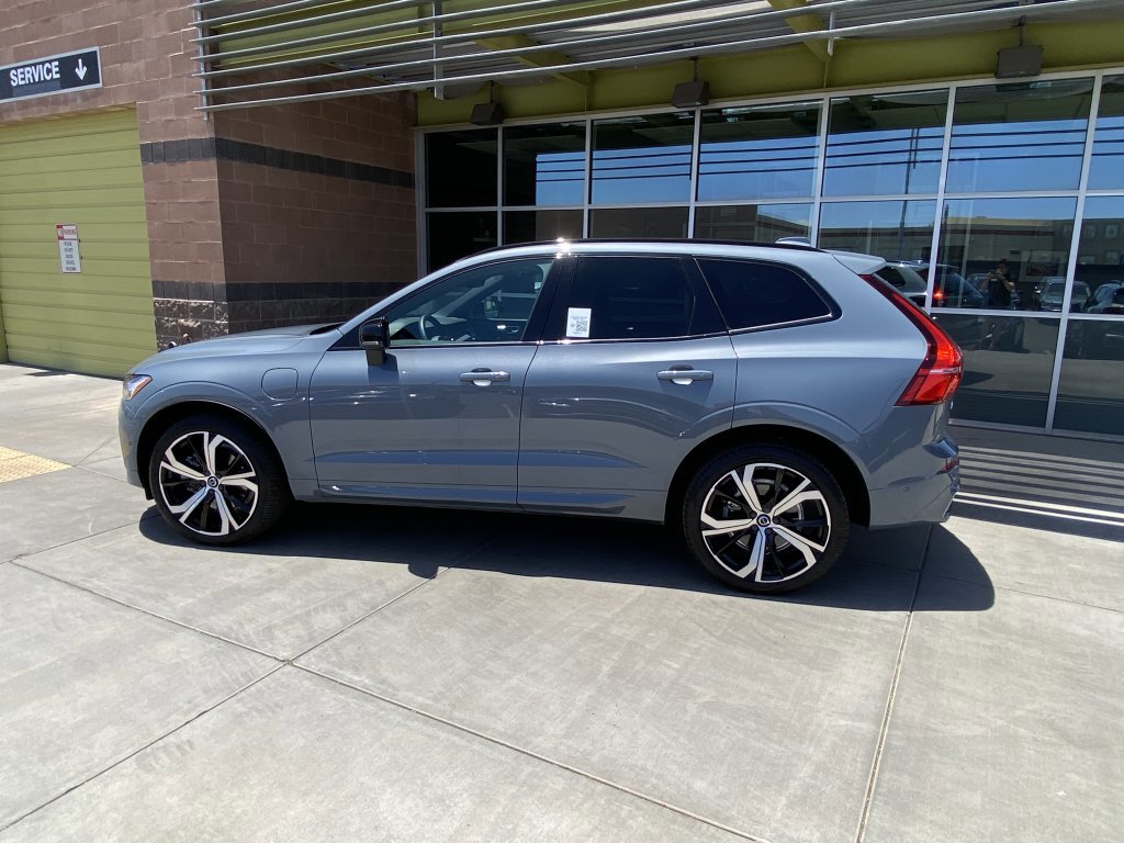 Used 2022 Volvo XC60 T8 R-Design w/ Advanced Package AWD/4WD image 2