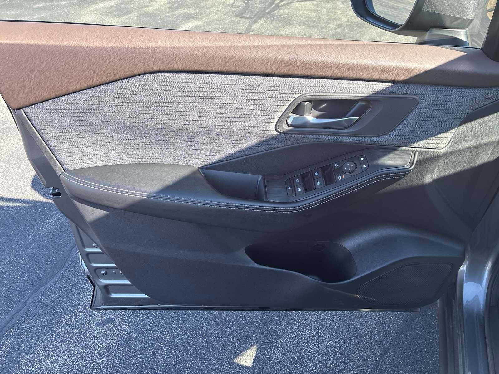 Used 2023 Nissan Rogue SV image 22