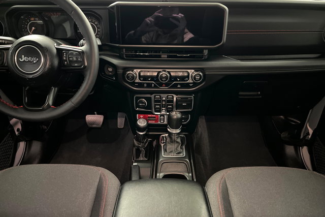Used 2024 Jeep Wrangler Unlimited Rubicon w/ Technology Group image 13