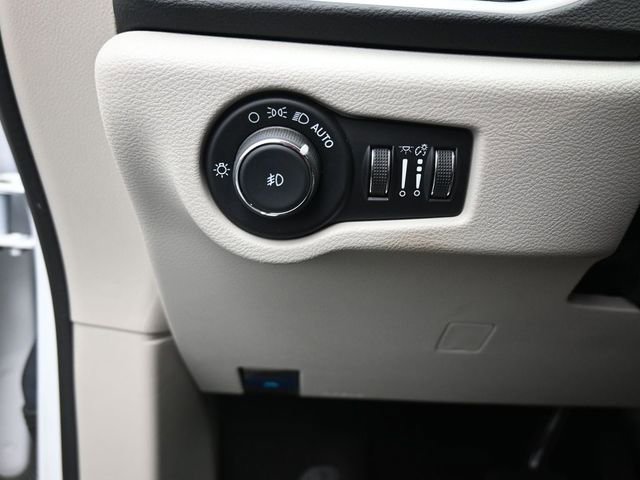 Used 2024 Chrysler Pacifica Touring-L image 11