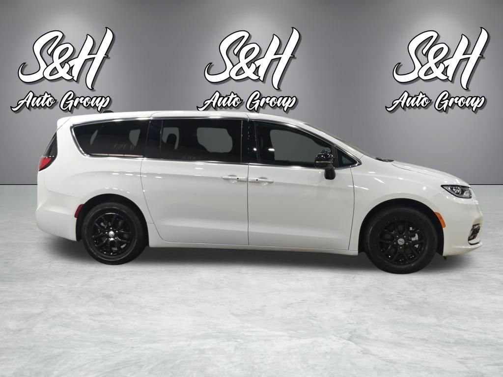 Used 2025 Chrysler Pacifica Select image 20