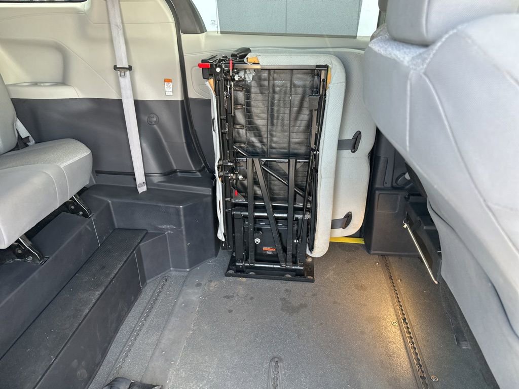 Used 2022 Toyota Sienna LE image 21