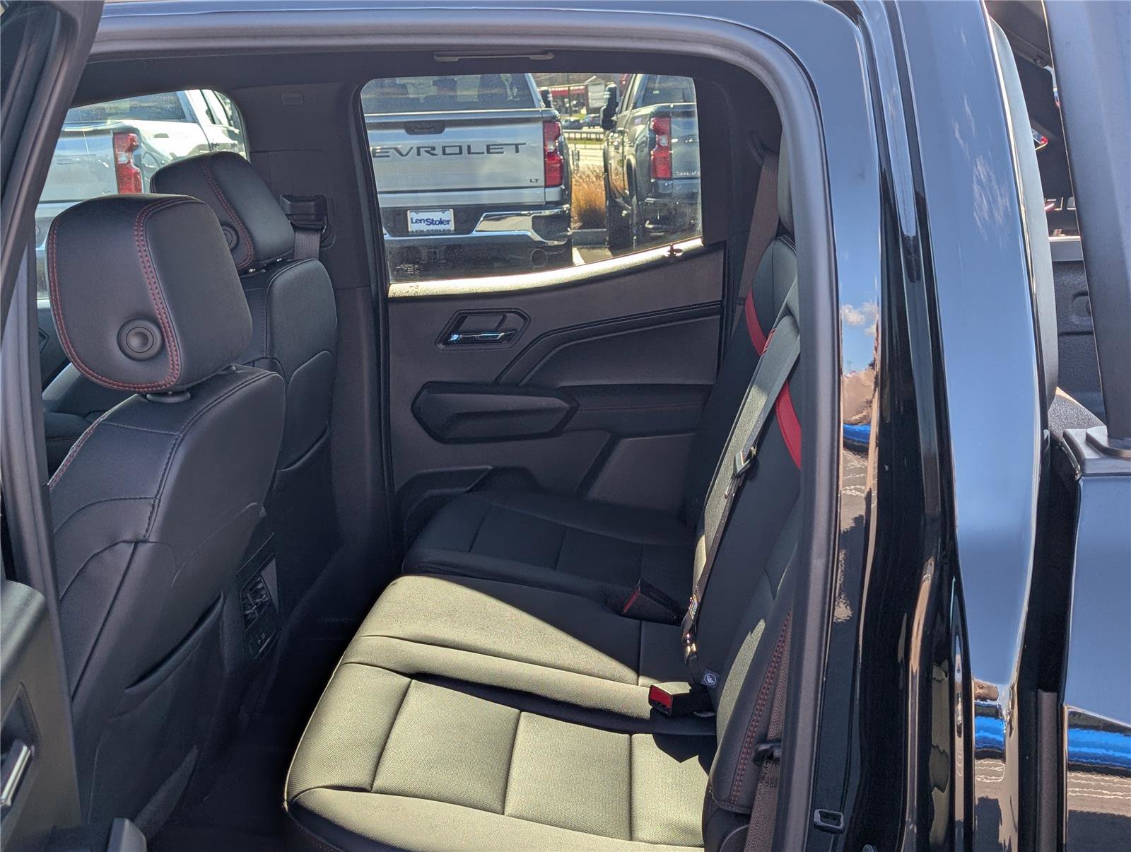 Used 2025 Chevrolet Colorado Z71 w/ Midnight Edition image 15